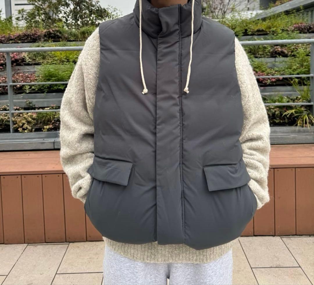 小松マテーレ スタンドカラー ダウンベスト 700FP ダークグレー