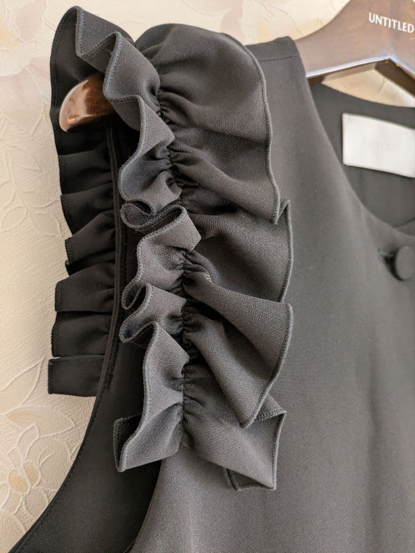 ✨美品✨　CELFORD フリルスリーブ　ジレ　ブラック