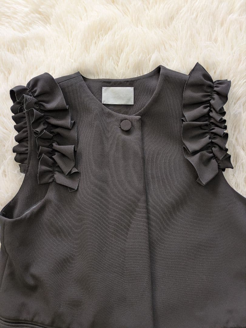✨美品✨　CELFORD フリルスリーブ　ジレ　ブラック