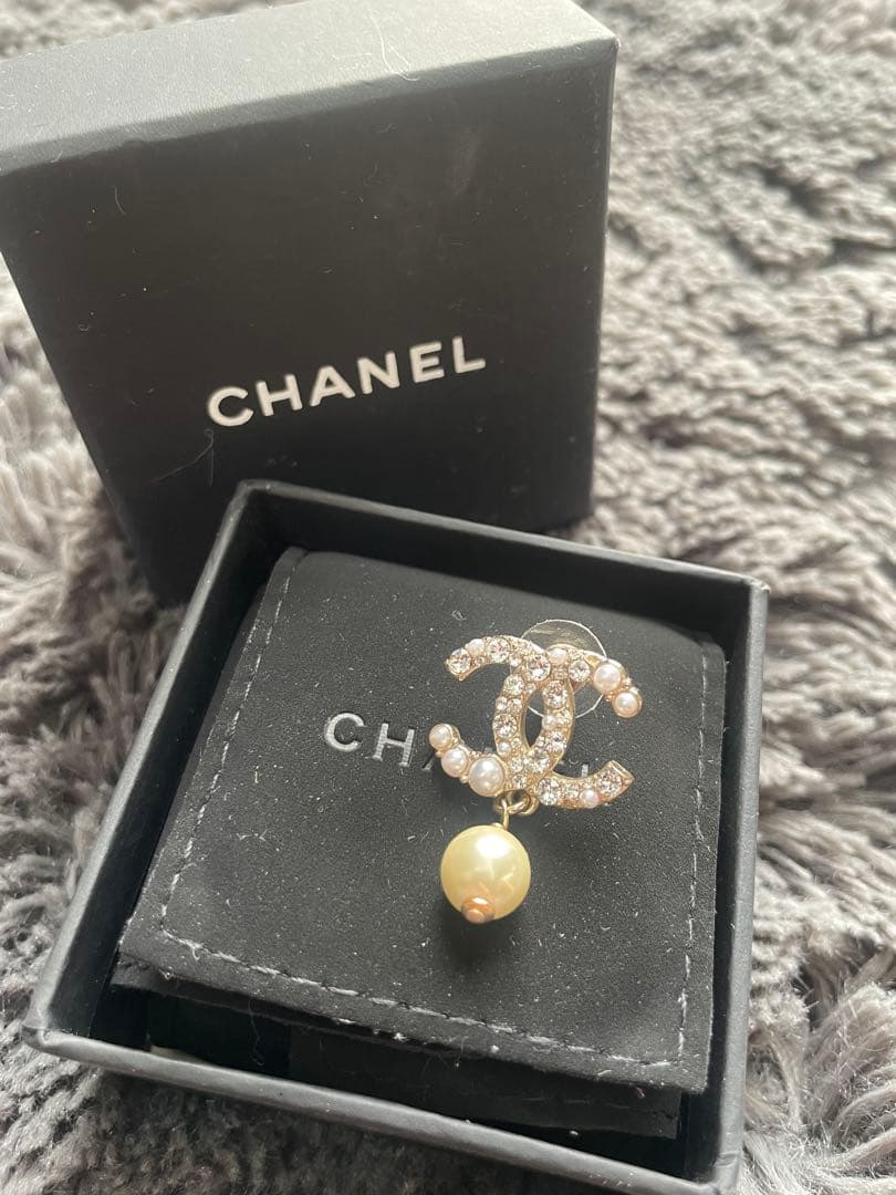 CHANEL パール付きロゴデザイン ピアス(片耳用)