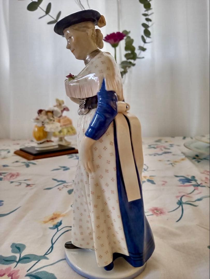Nymphenburg ニンフェンブルグ　女性　フィギュリン　ドイツ製