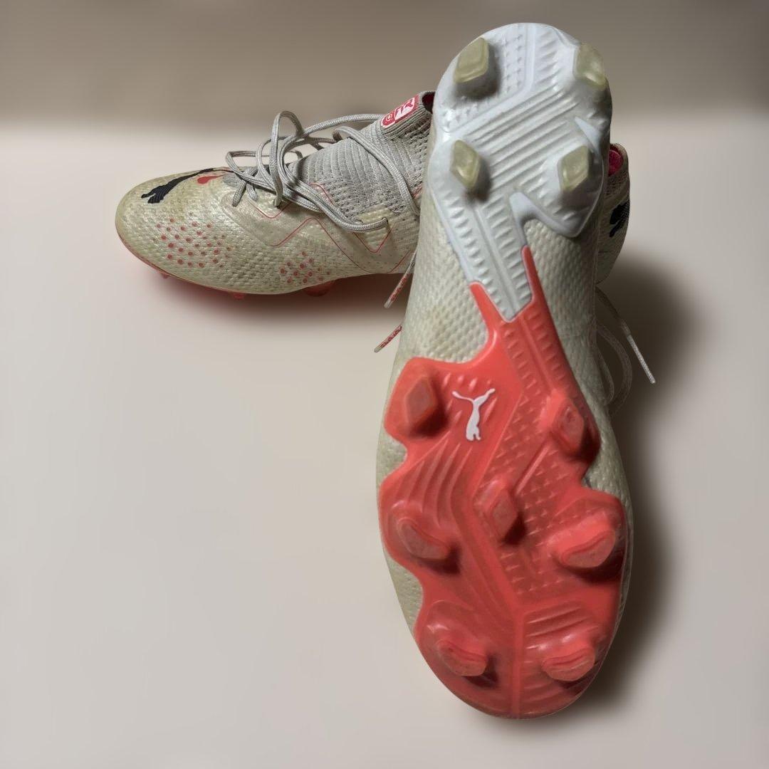 PUMA サッカースパイク（ホワイト×レッド）　　フューチャー