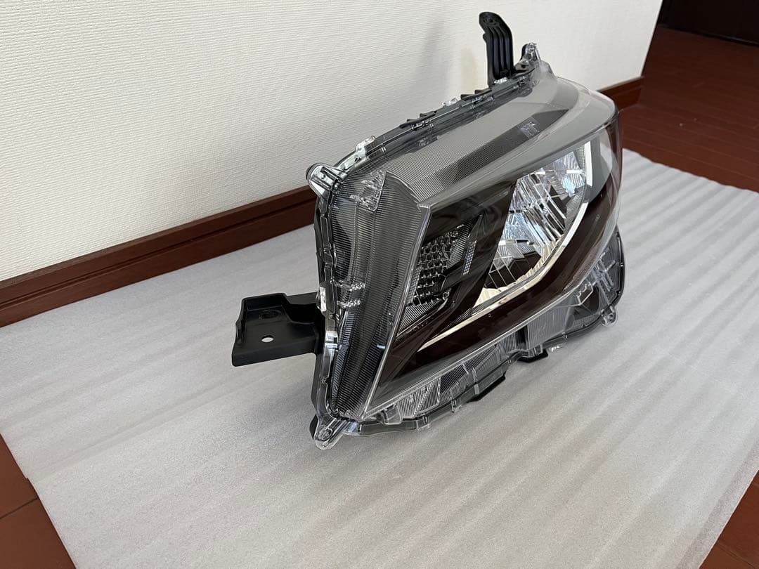 美品　ダイハツ　ムーヴ　LA860S　左ヘッドランプ　ヘッドライト