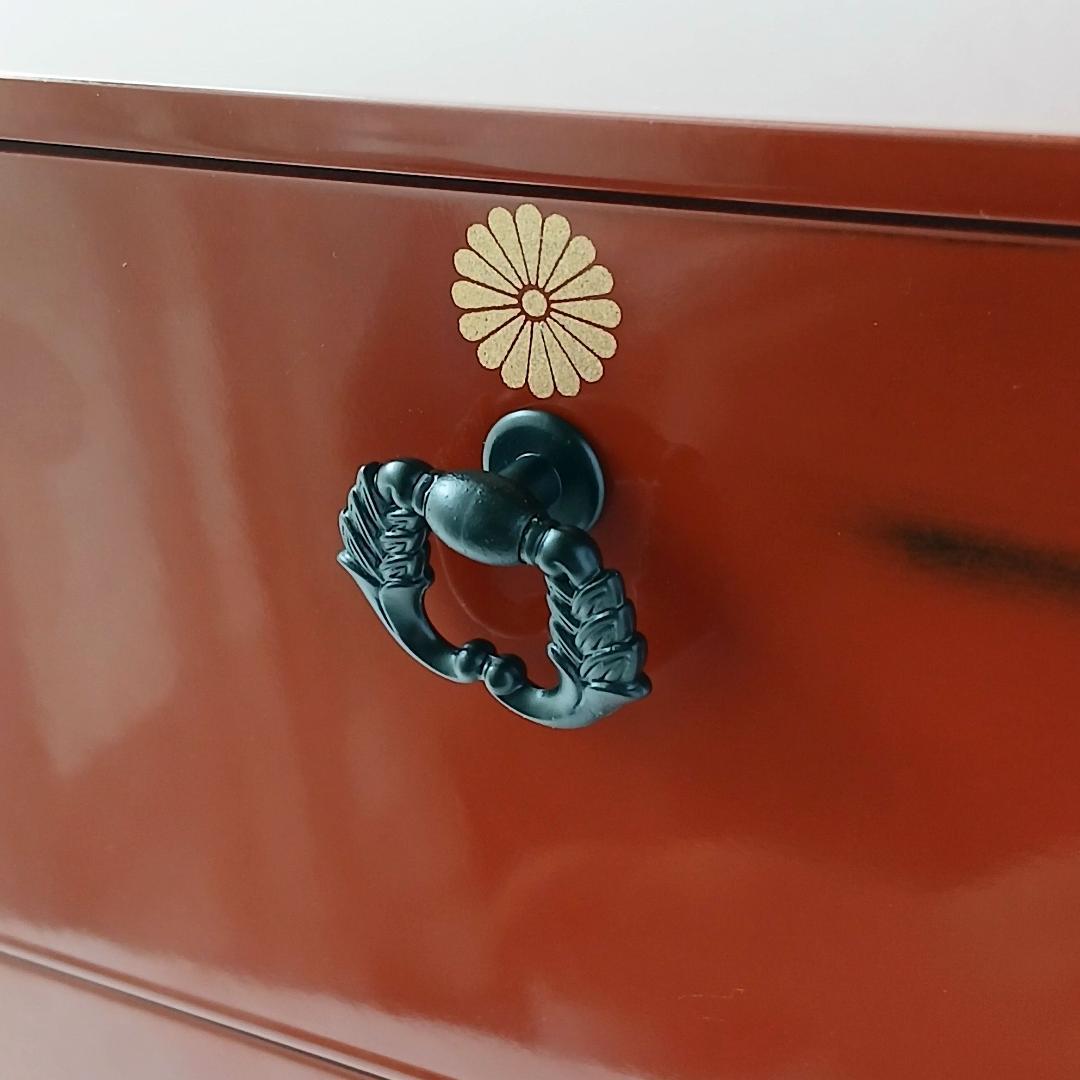 美品 卓上 小箪笥 菊紋 朱塗り 二段2段引き出し 和家具 丁寧な造り 漆器風