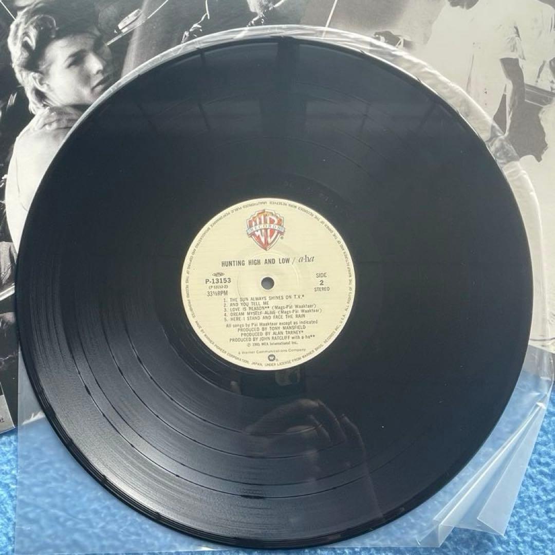 a-ha「ハンティング・ハイ・アンド・ロウ」「ルージング・ユー」レコード2枚。