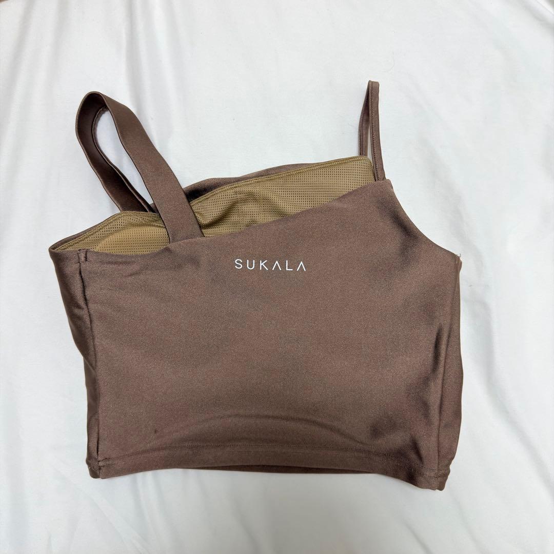 美品★メルカリ最安値 SUKALA シャインストレッチアシンメトリーブラトップ