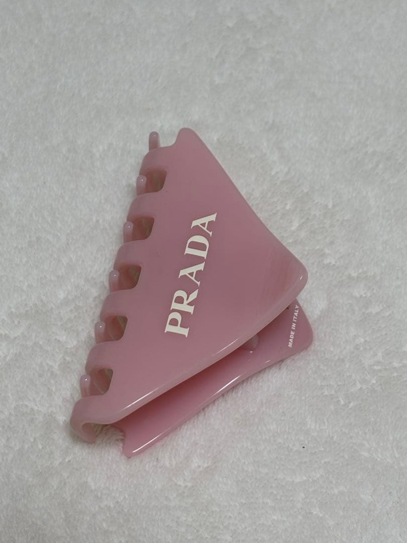 PRADA ピンク ヘアクリップ