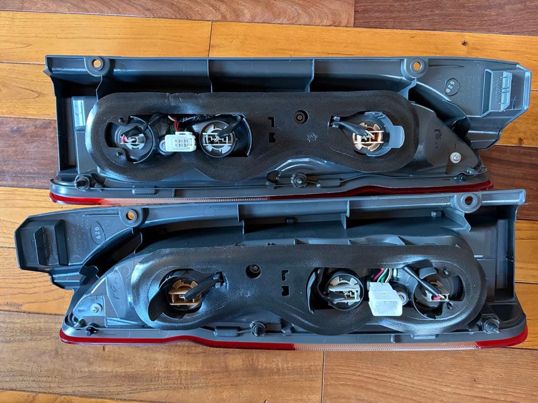 200系　9型ハイエースバン　テールランプ 純正