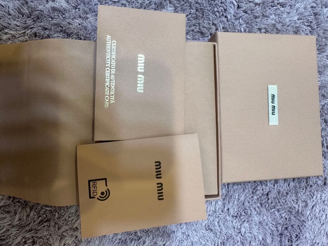 【新品未使用】MIU MIU ドットピンク キーケース