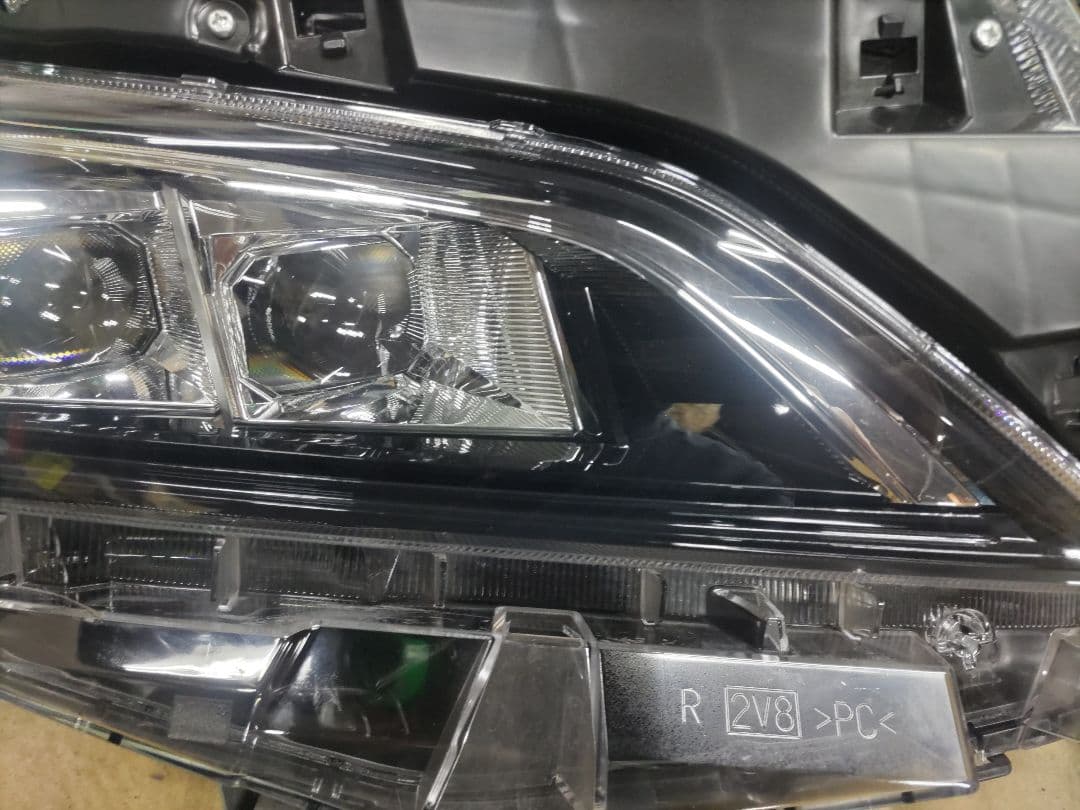 zrr80 voxy 右ledヘッドライト