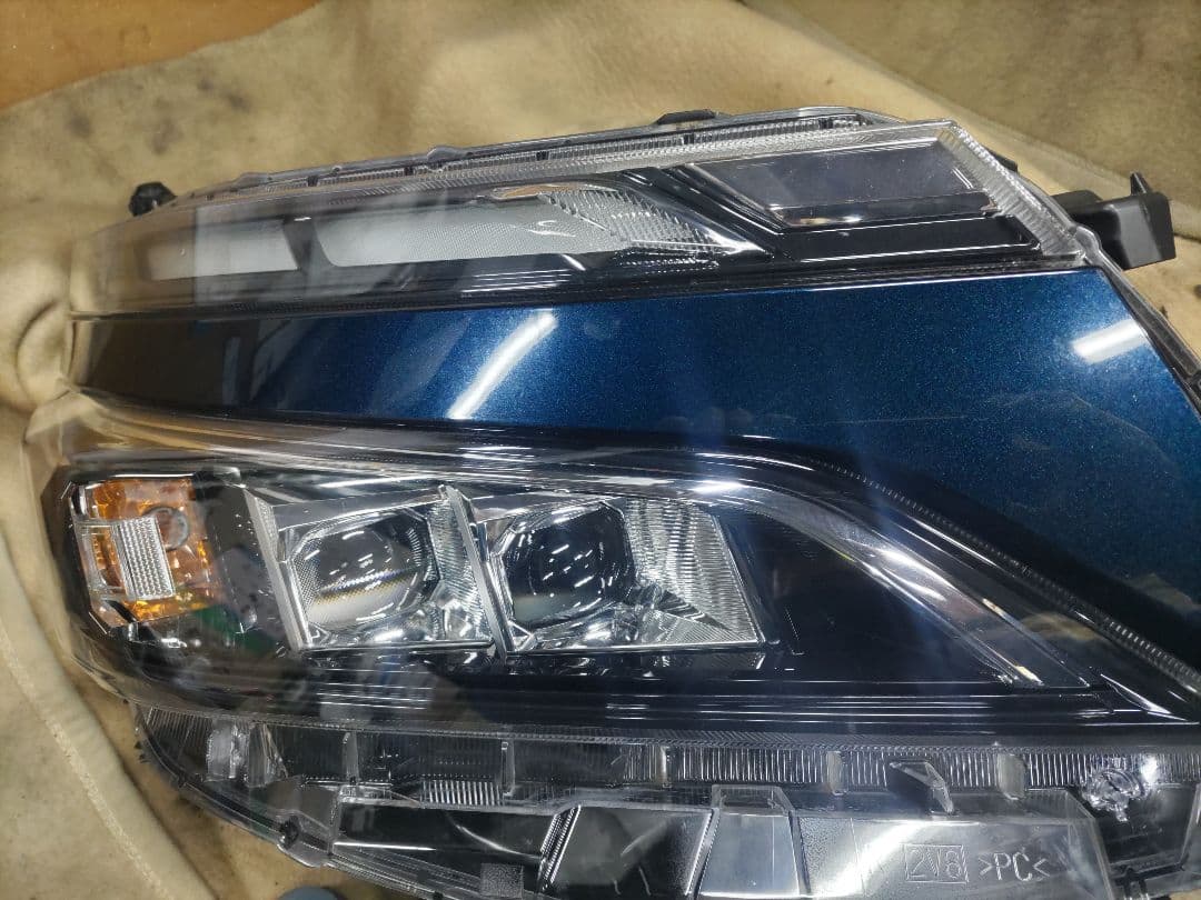 zrr80 voxy 右ledヘッドライト