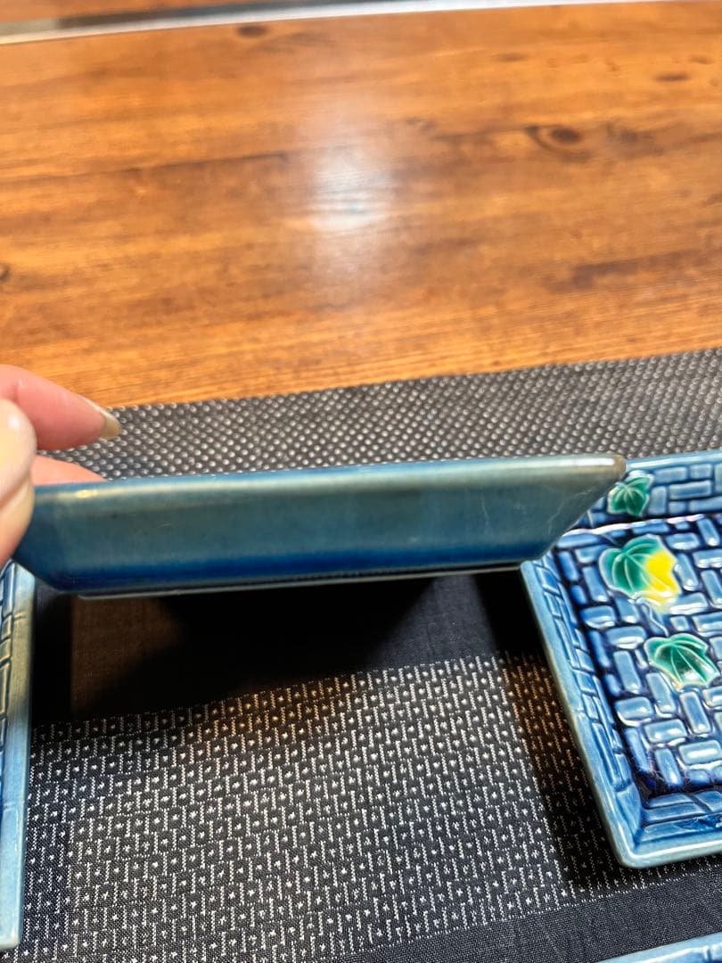 珉平焼 瑠璃釉 小皿 角皿 青 網代文に蔦 豆皿 淡路焼・アンティーク・美術品