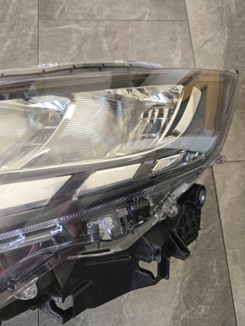 トヨタ　90系ノア　LED　ヘッドライト