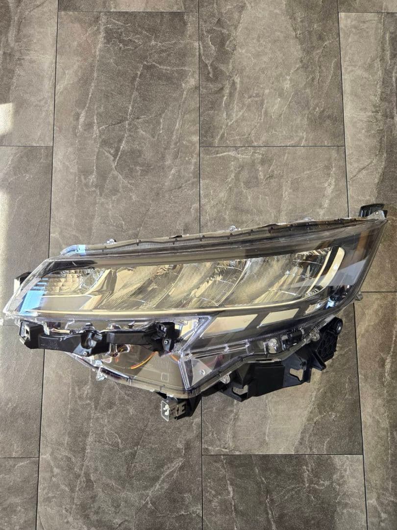 トヨタ　90系ノア　LED　ヘッドライト
