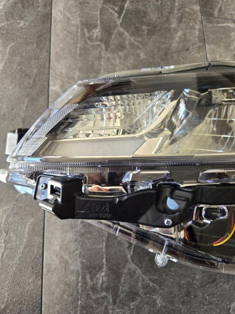 トヨタ　90系ノア　LED　ヘッドライト