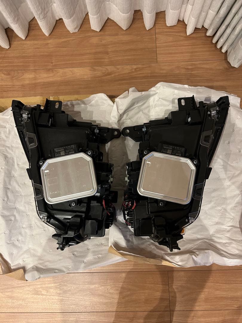 トヨタ ランドクルーザー250 VX 角目ヘッドライト　新車外し