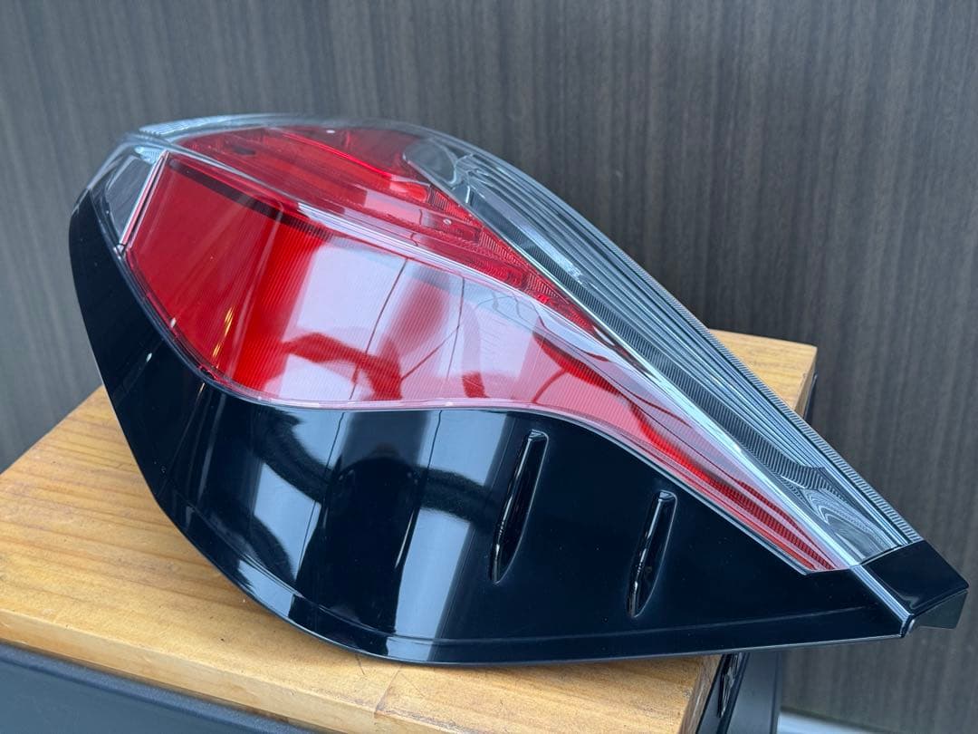 アクア　中期　テールランプ　LED ハーネス付き