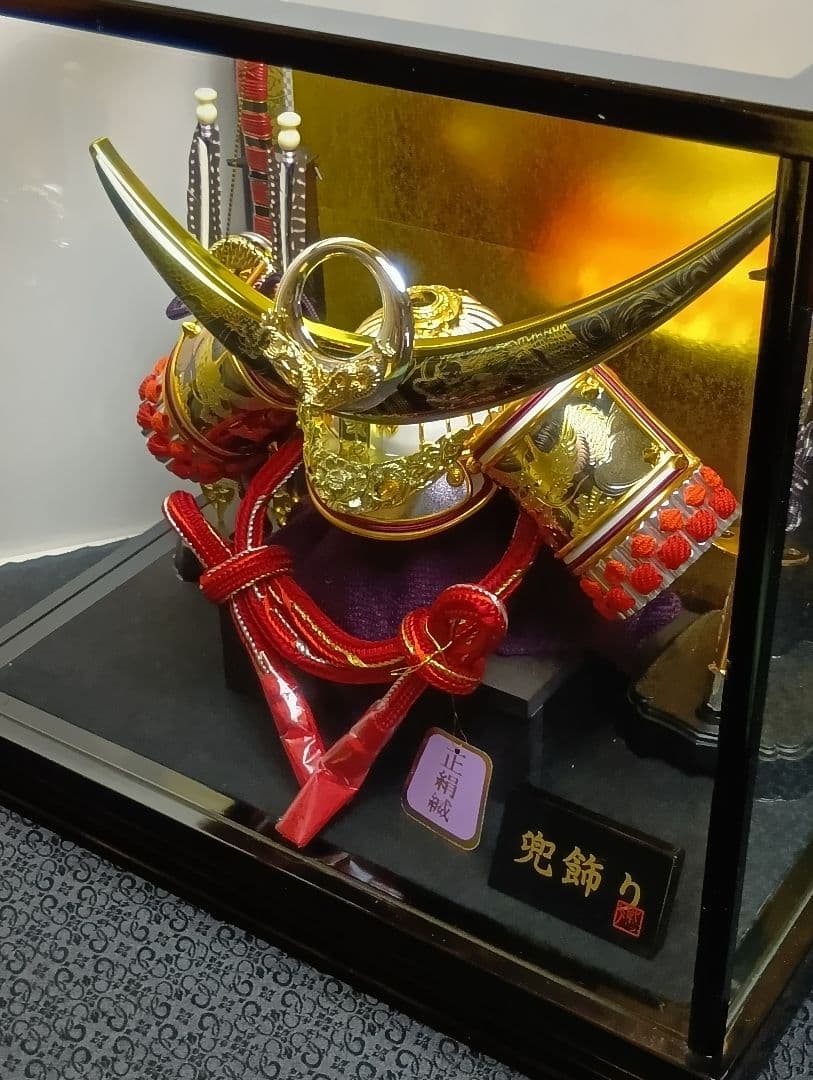 ケース入り　兜飾り