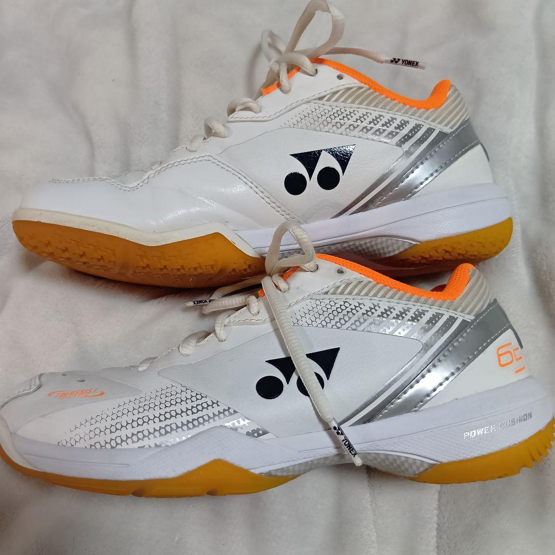 美品YONEX バドミントンシューズ SHB65Z3W 23.5cm W/OR