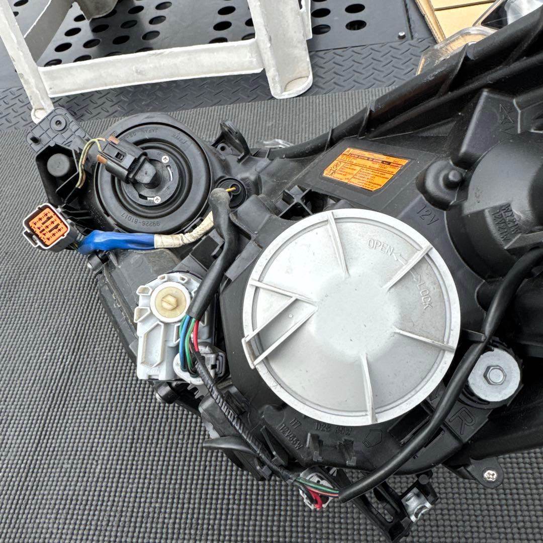 スバル　レガシィ　B4 DBA-BMM ヘッドライトヘッドランプ左右セット中古品