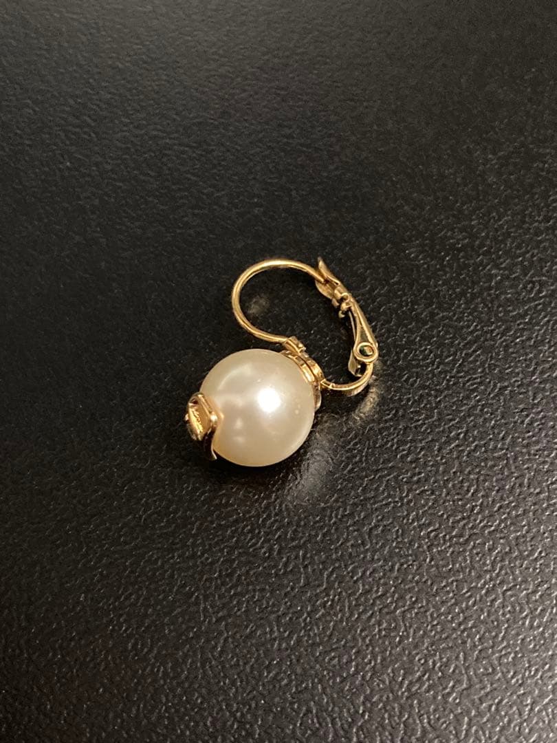 VALENTINO Vロゴ フェイクパール ピアス 片耳のみ