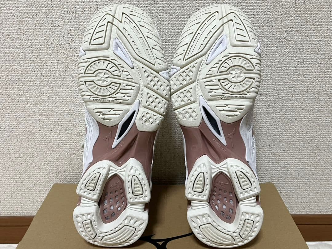 たま様、新品 ミズノ ウェーブボルテージ バレーボールシューズ ピンク 26cm