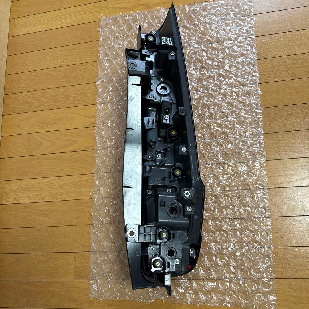 ノア　NOAH 80 系　後期型　エスクアィア　テールランプ　左右セット
