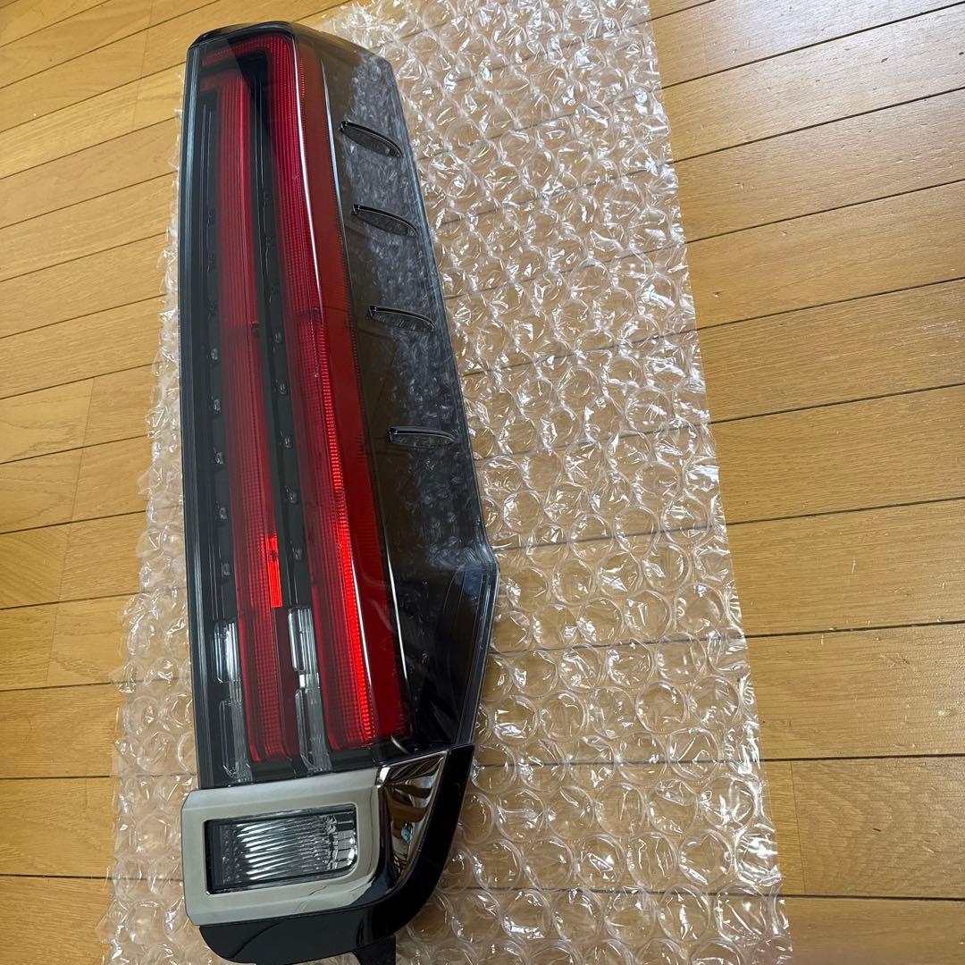 ノア　NOAH 80 系　後期型　エスクアィア　テールランプ　左右セット