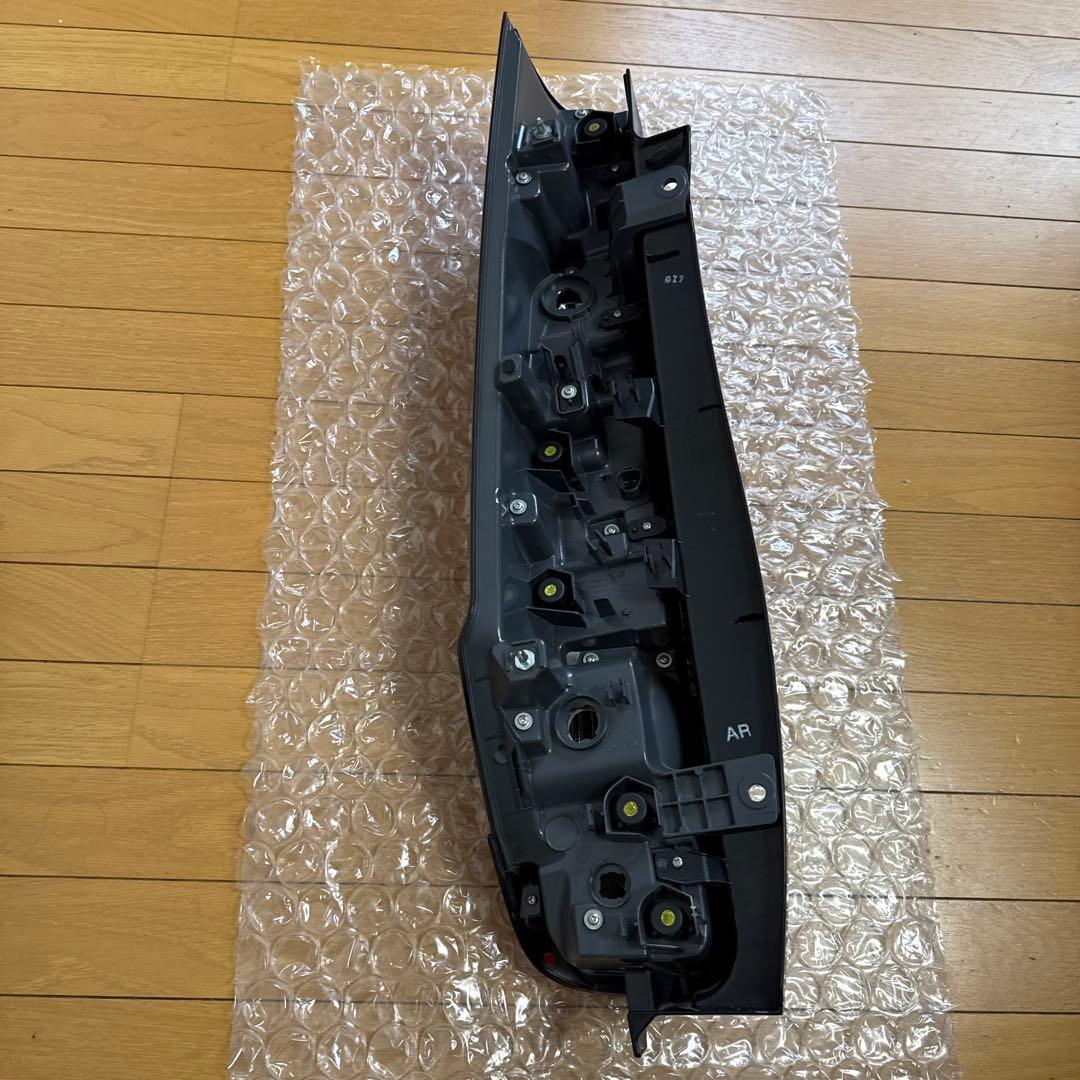 ノア　NOAH 80 系　後期型　エスクアィア　テールランプ　左右セット