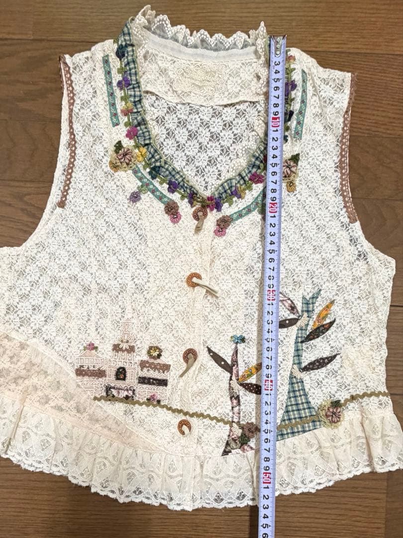 【美品】（non non dorl） 可愛い街並み刺繍レースベスト アイボリー