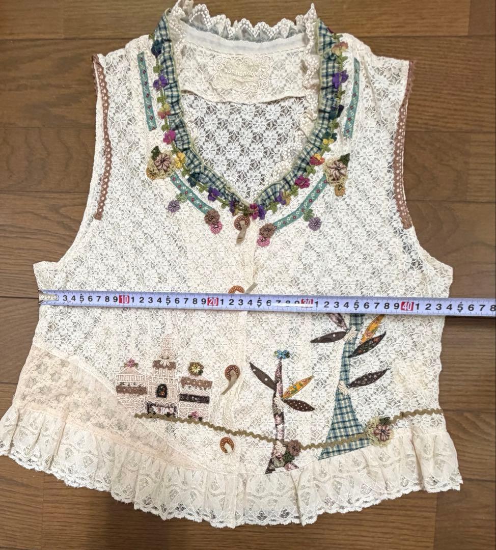 【美品】（non non dorl） 可愛い街並み刺繍レースベスト アイボリー
