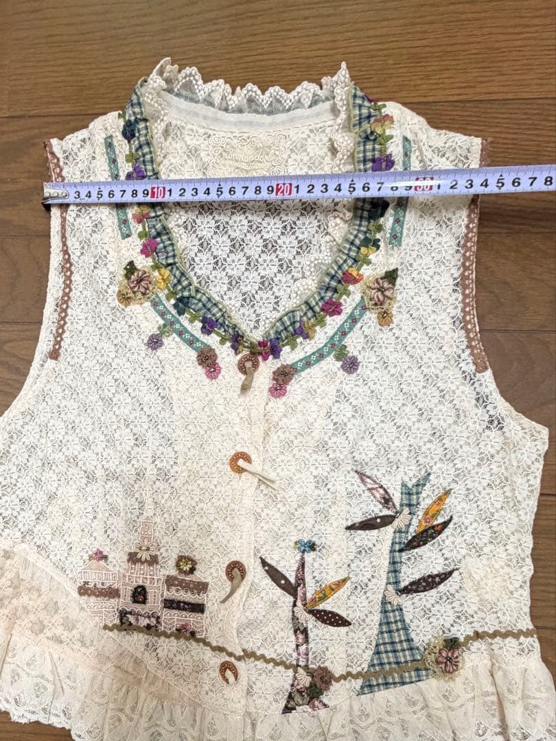 【美品】（non non dorl） 可愛い街並み刺繍レースベスト アイボリー