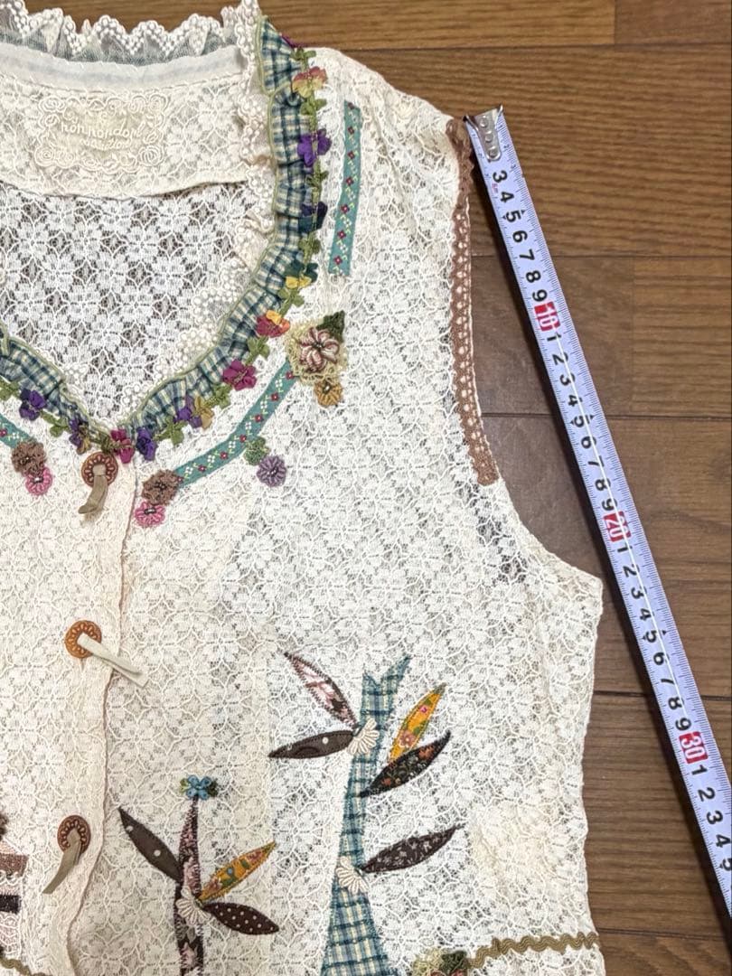 【美品】（non non dorl） 可愛い街並み刺繍レースベスト アイボリー