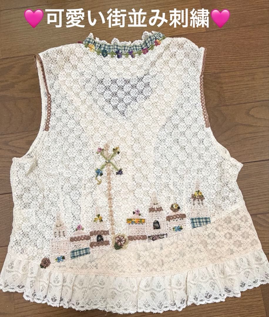 【美品】（non non dorl） 可愛い街並み刺繍レースベスト アイボリー