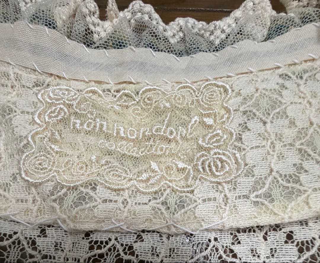 【美品】（non non dorl） 可愛い街並み刺繍レースベスト アイボリー