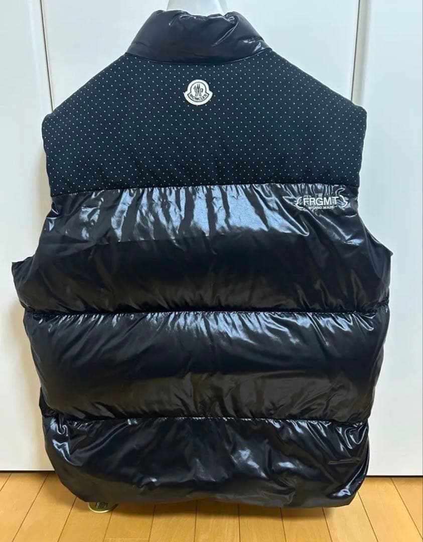 新品同様　鑑定済　モンクレール　ダウンベスト　フラグメント　MONCLER
