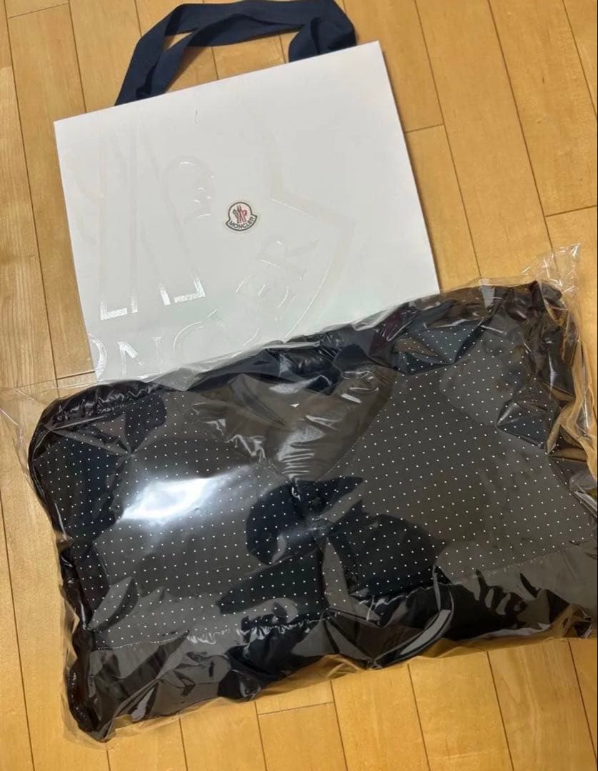 新品同様　鑑定済　モンクレール　ダウンベスト　フラグメント　MONCLER