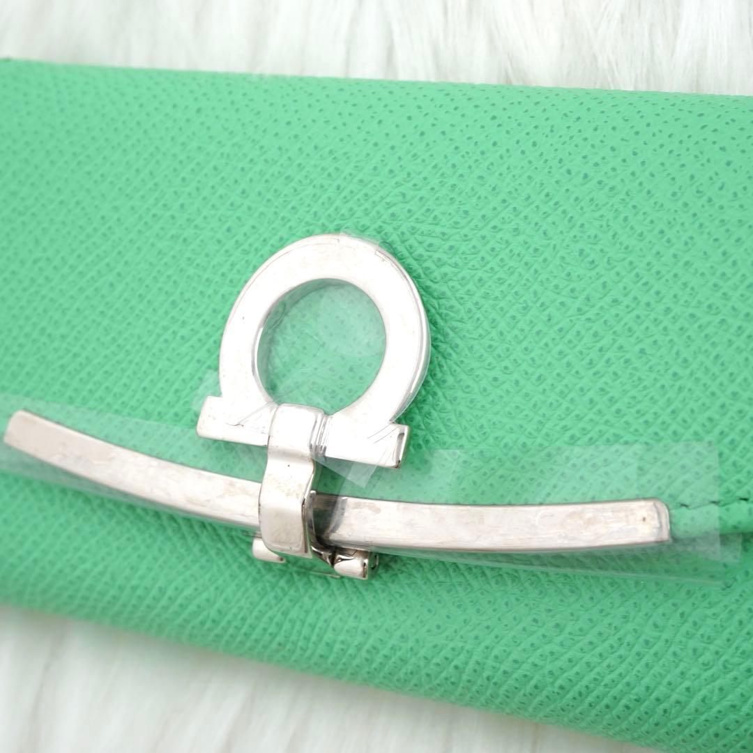 新品未使用品　箱付き　Salvatore Ferragamo キーケース　緑系