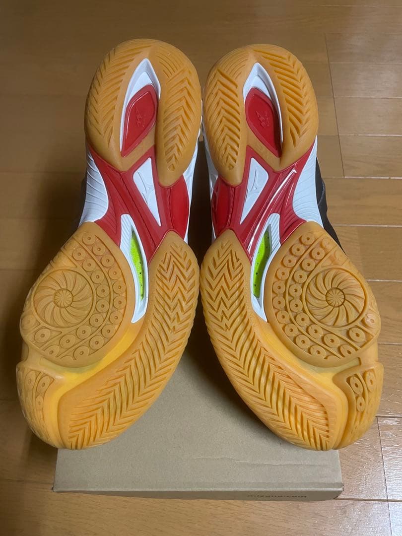 ミズノ　waveclaw neo 新品
