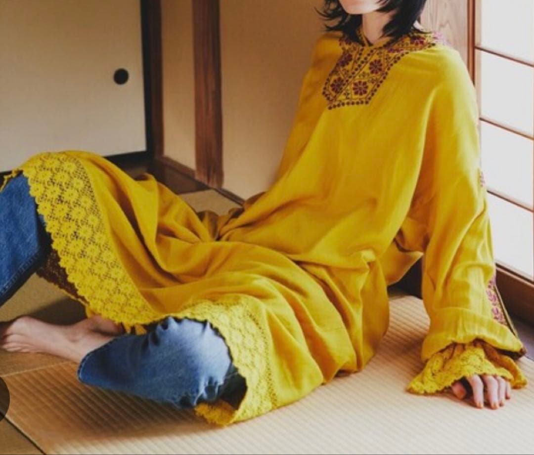 刺繍入りイエローロングワンピース