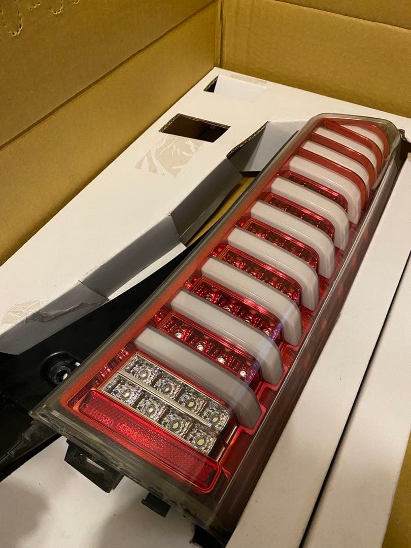 クリスタルアイ　V2 NBOX jf1 テールランプ　右ランプ訳あり