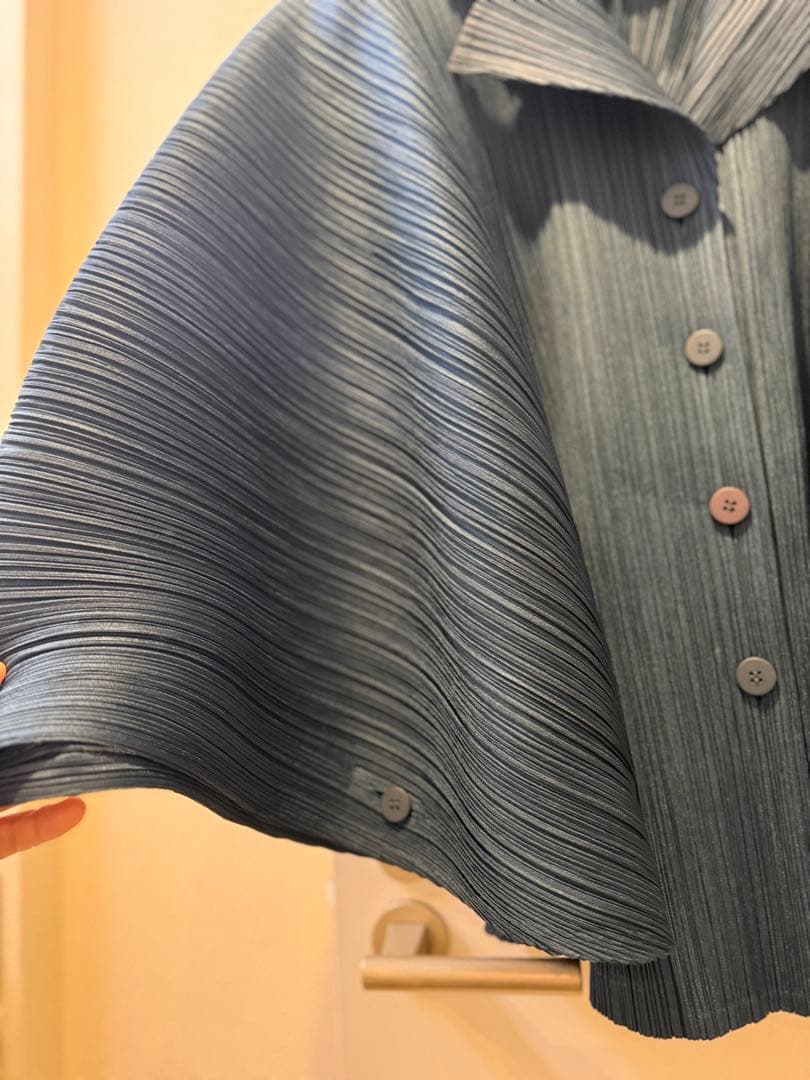 PLEATS PLEASE ダークブルー ケープコート