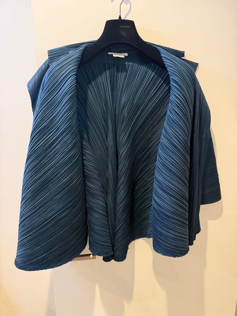 PLEATS PLEASE ダークブルー ケープコート