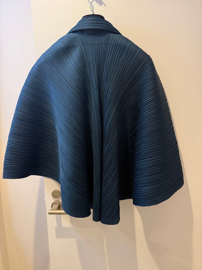 PLEATS PLEASE ダークブルー ケープコート