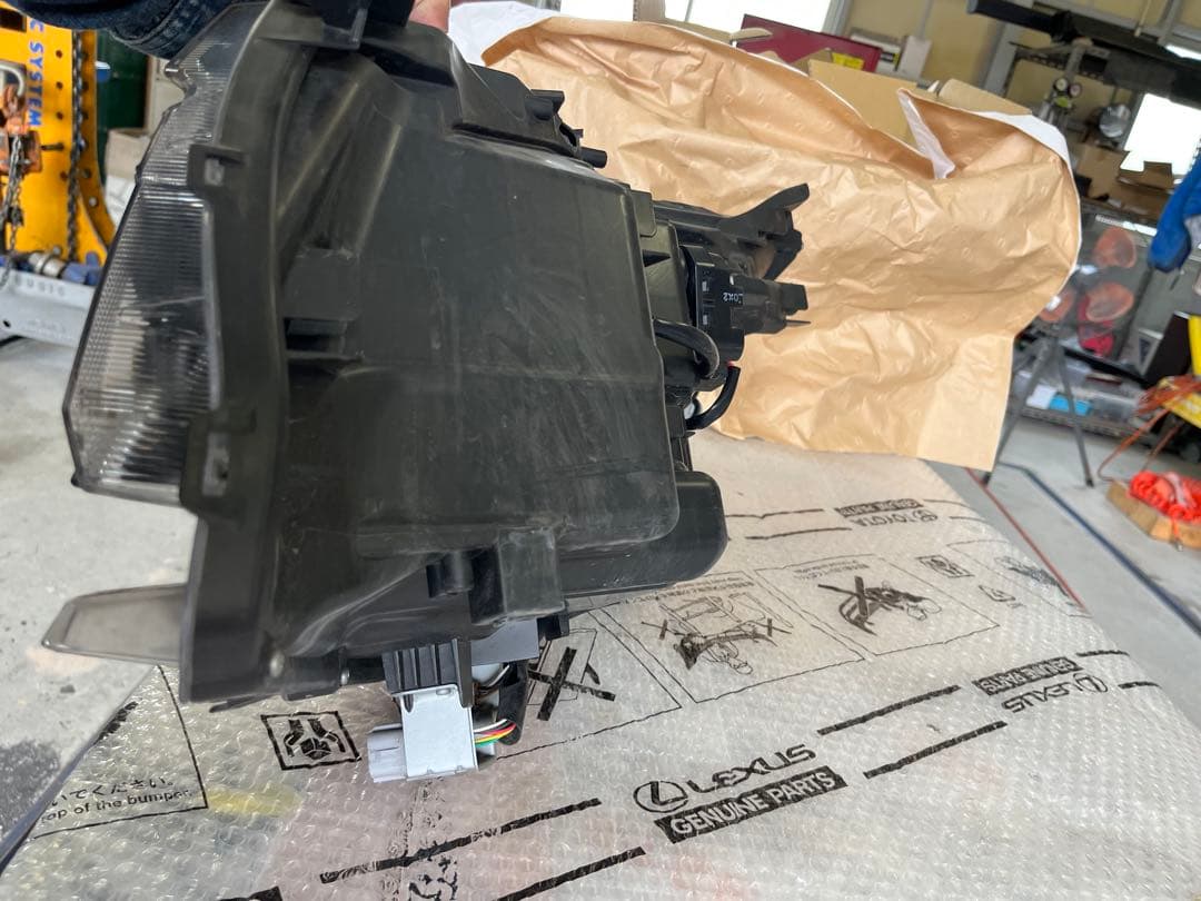 VOXY ZRR80W 右ヘッドライト中古