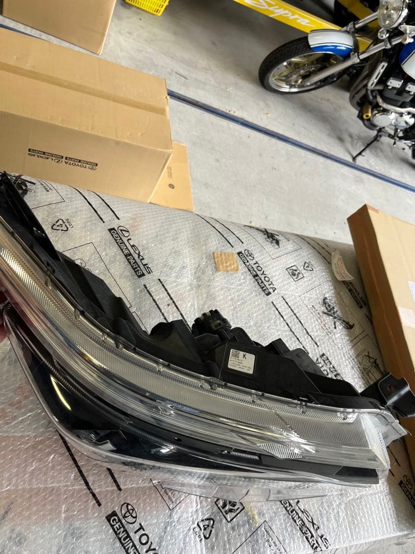 VOXY ZRR80W 右ヘッドライト中古