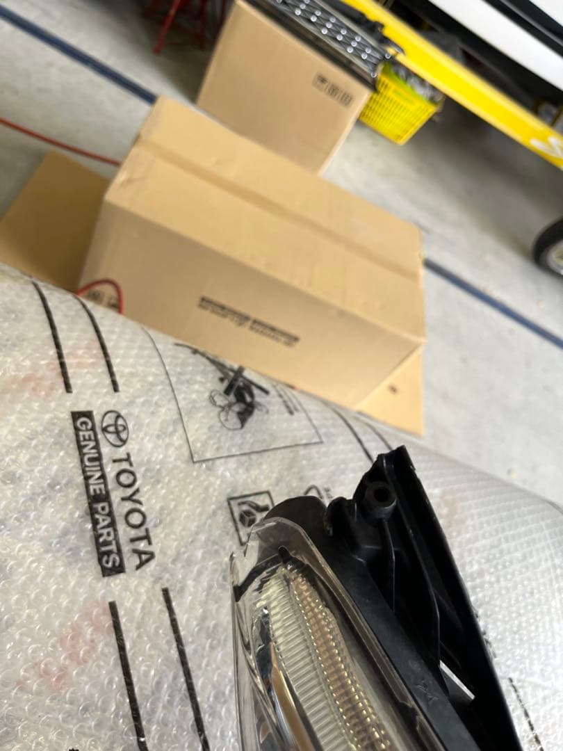 VOXY ZRR80W 右ヘッドライト中古