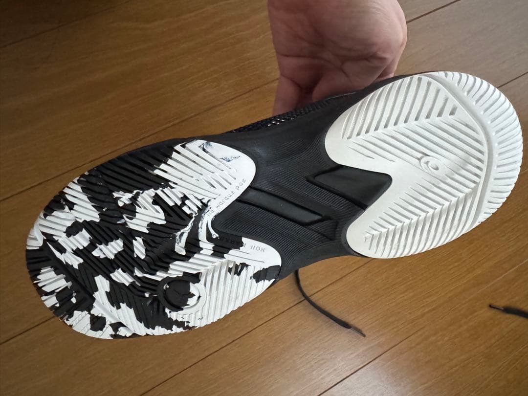 asics バスケットボールシューズ 黒と白 ハイカット