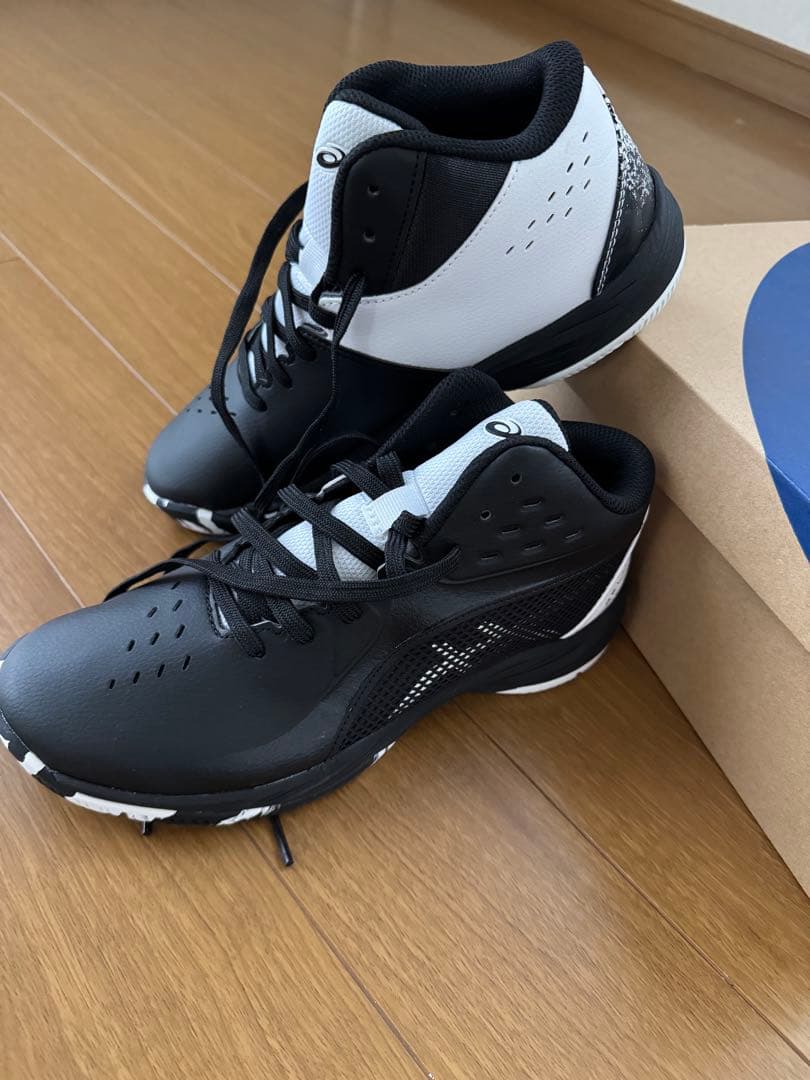 asics バスケットボールシューズ 黒と白 ハイカット
