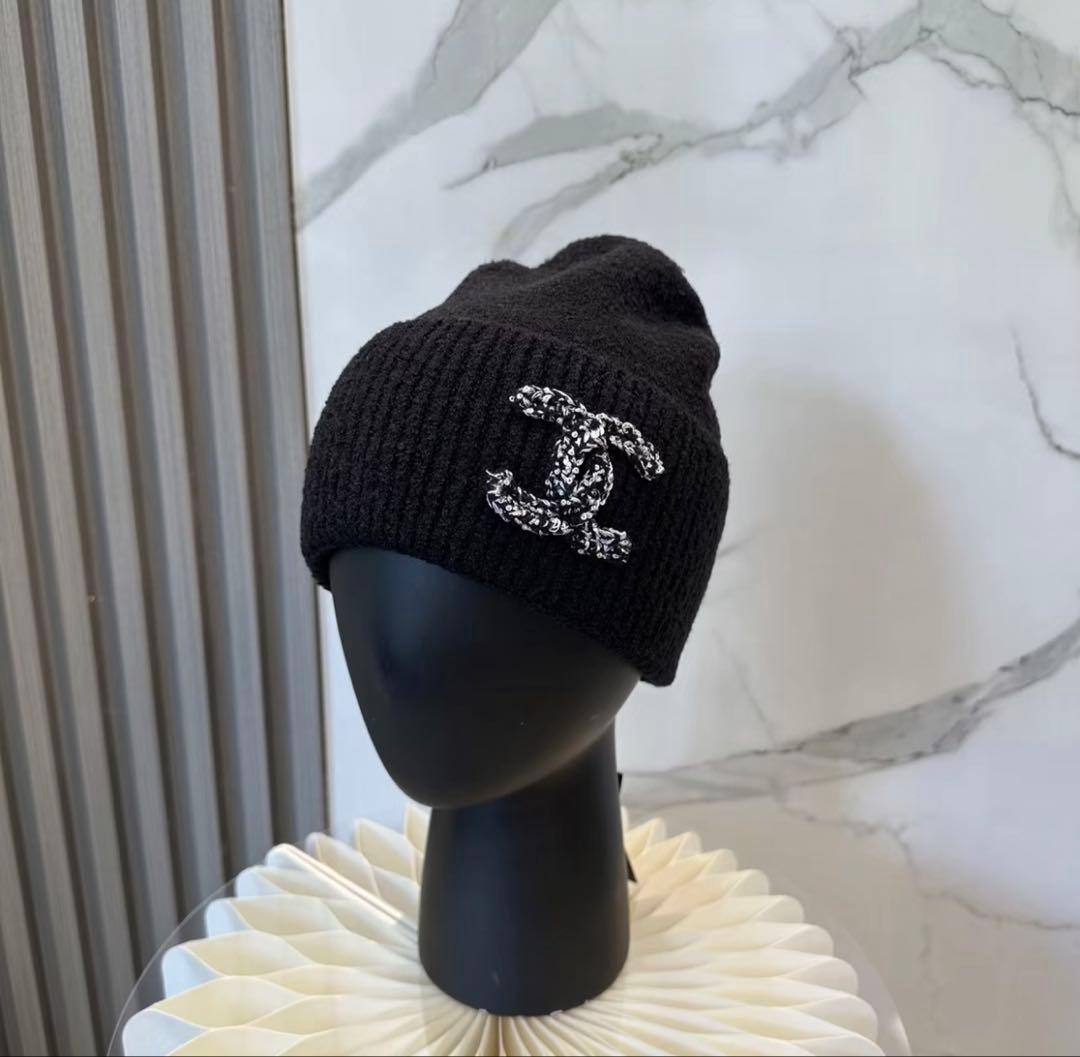 CHANEL ブラックニット帽 ロゴ刺繍